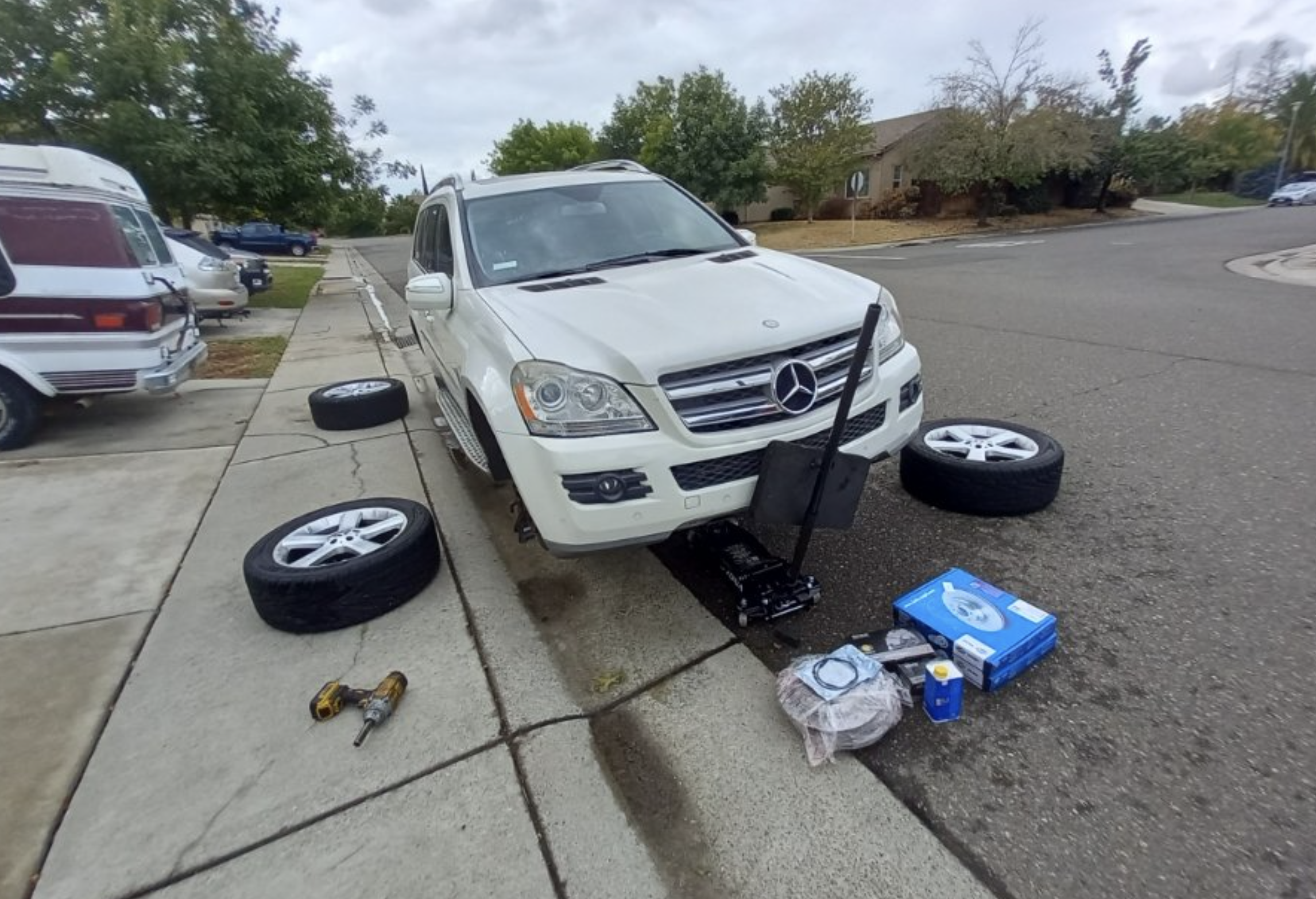 mobile-mechanic-Mission-Viejo this image shows roadside mechanic in Mission Viejo, CA